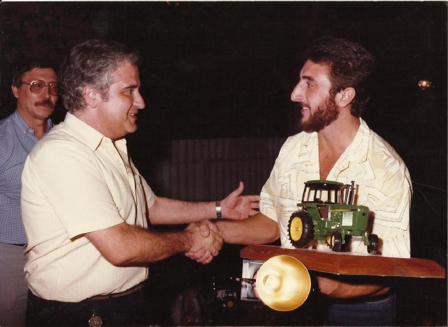 4.4._Ricardo_Pequerul_recibiendo_el_trofeo_de_Campeón_Provincial_en_1986(9).jpg